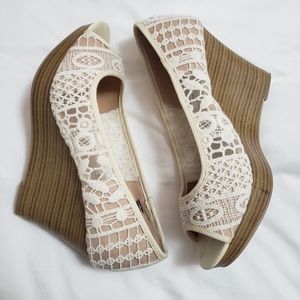 American Eagle Ivory Lace High Heel Wedge Size: 9W